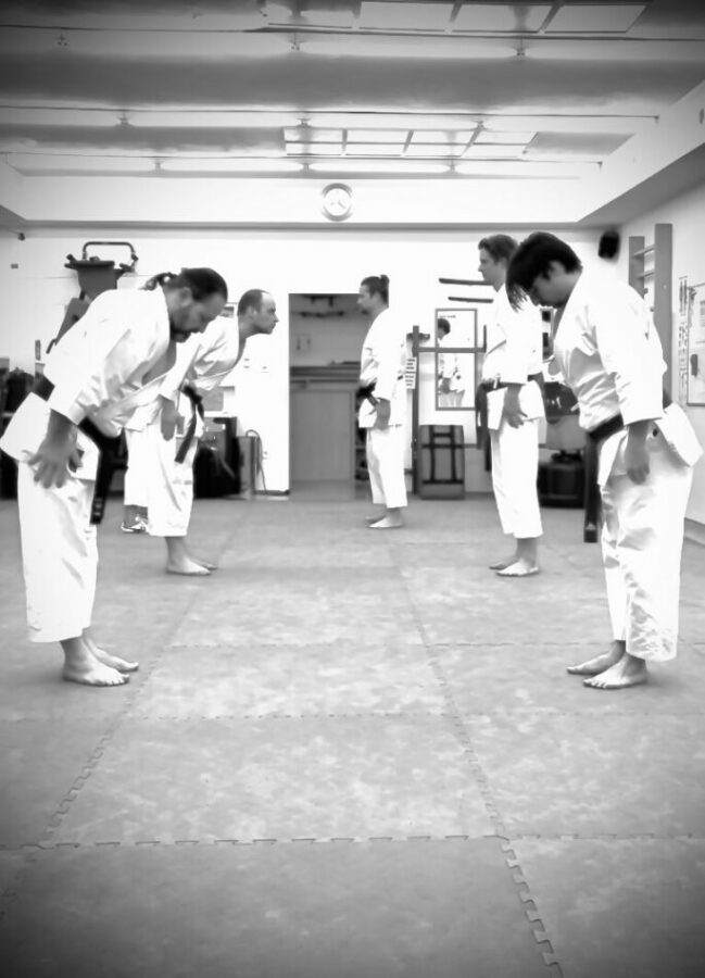 Karatekas beim respektvollem Grüßen.